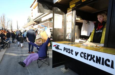 TRIJE DOBRI MOŽJE, ROMANA KRAJNČAN IN JELENI PRIREDITEV PRED KULTURNIM DOMOM 09 FOTO LJUBO VUKELIČ